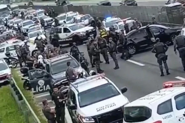 PM da reserva é baleado em perseguição policial após dar tiros em casa