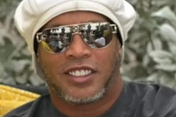 Ronaldinho Gaúcho posa de boina branca e óculos escuros - Metrópoles