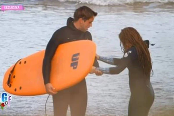 Programa televisivo espanhol mostra Shakira sentada em prancha de surfe no mar com seu professor ao lado - Metrópoles