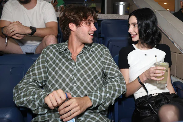 Meadow Walker e Louis Thornton-Allan olhando um para o outro e sorrindo - Metrópoles