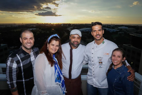 Coluna Claudia Meireles. Brasília 61 anos, Happy Hour à Altura no heliponto do hotel Meliá