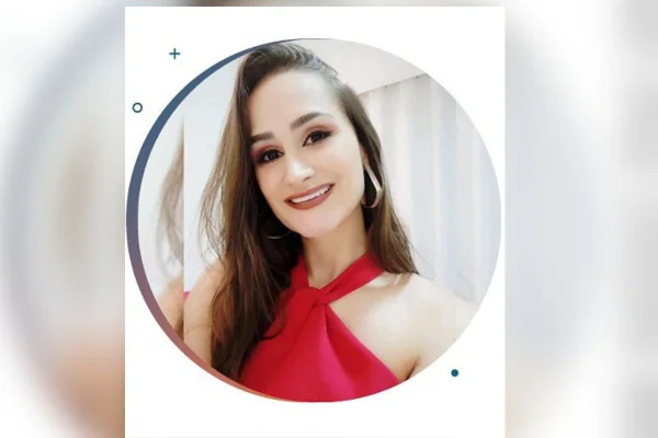 Imagens coloridas mostram a imagem de uma mulher branca, cabelos castanhos escuros, sorrindo, vestindo roupa vermelha com os ombros descobertos