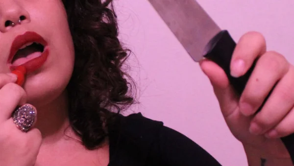 Peça expõe os dramas e as consequências de um relacionamento abusivo
