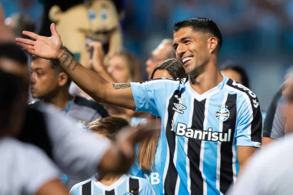 Suárez no Grêmio reacende a mesma chama mágica de Ronaldo no Timão