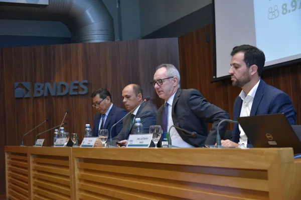 Fotografia colorida de seminário-Metrópoles