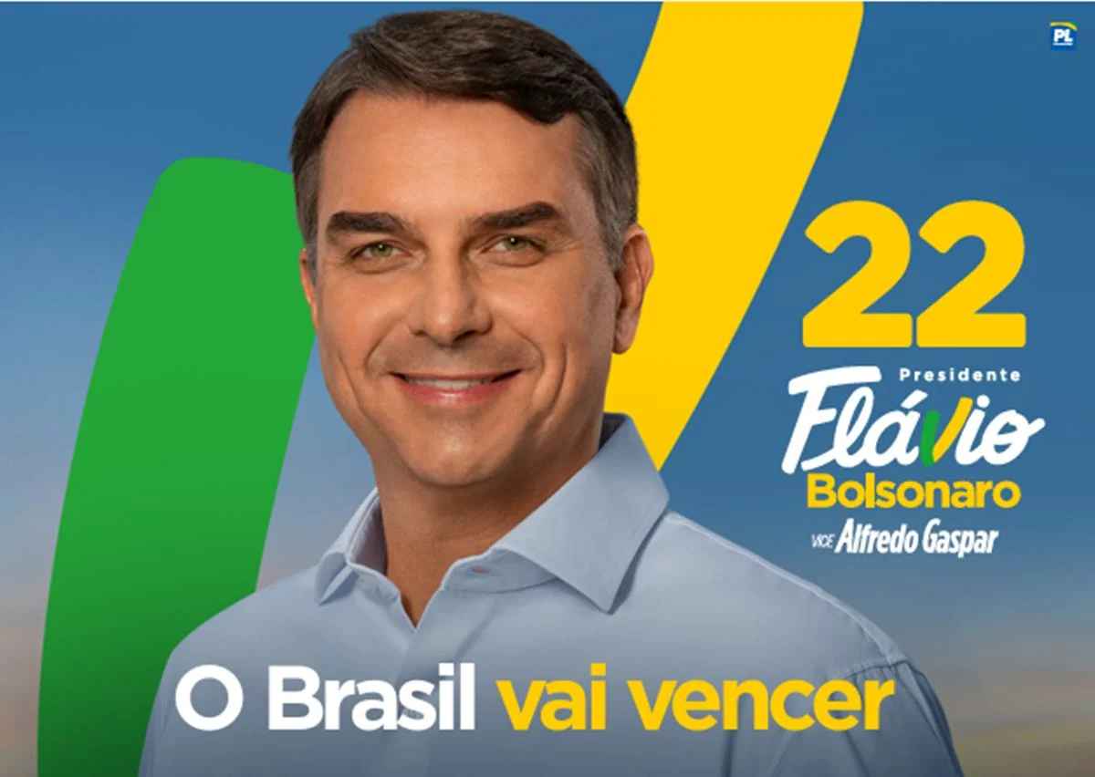 Flávio Bolsonaro com o "V" estilizado escrito pelo pai em campanha presidencial Flávio Bolsonaro com o "V" estilizado escrito pelo pai em campanha presidencial