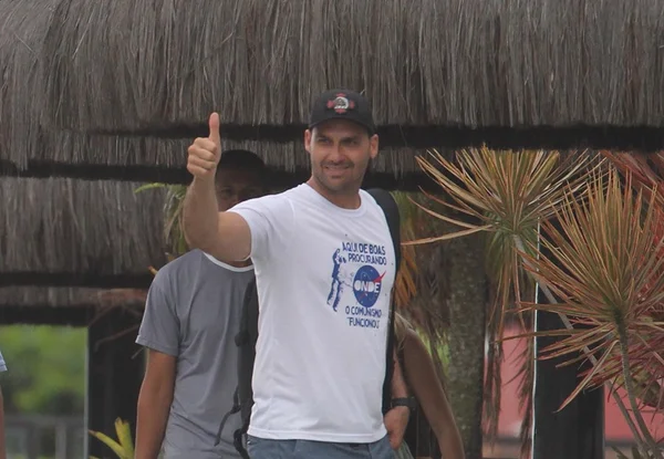 Eduardo Bolsonaro visita o pai vestindo camiseta anticomunismo
