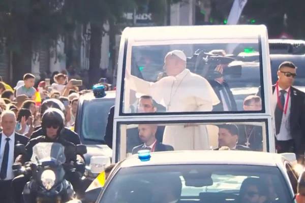 Imagem colorida, Papa Leão XIV reúne mais de 1,2 milhão de fiéis durante missa em Madri - Metrópoles