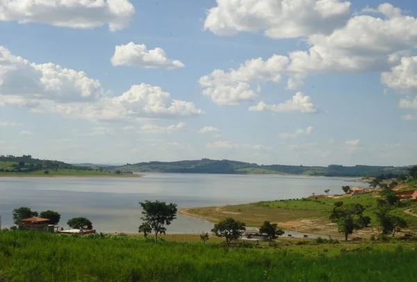 Embarcação com 20 pessoas afunda no Lago de Furnas (MG)