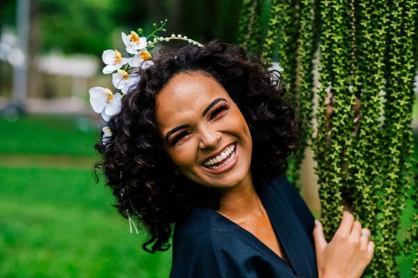 Confira inspirações para pular Carnaval de cabelo cacheado
