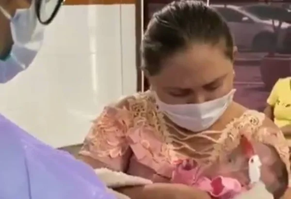 Usando capa de super-heroína, bebê recebe alta após diagnóstico de Covid-19