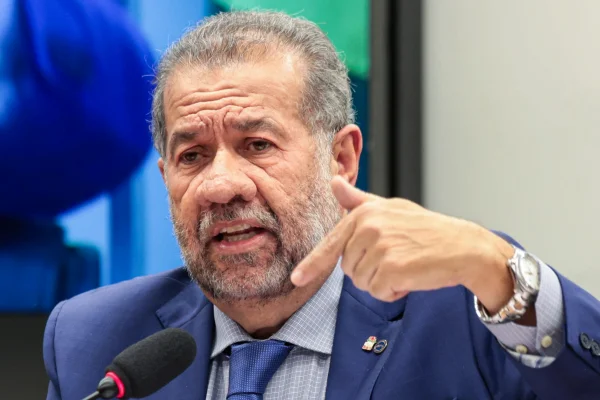 INSS impeachment Ministro da Previdência Social, Carlos Lupi, comparece à Comissão da Câmara dos Deputados. Ministro explica as denúncias sobre desvios no INSS - Metrópoles