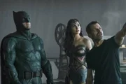 Zack Snyder no set de filmagens de Liga da Justiça Zack Snyder no set de filmagens de Liga da Justiça
