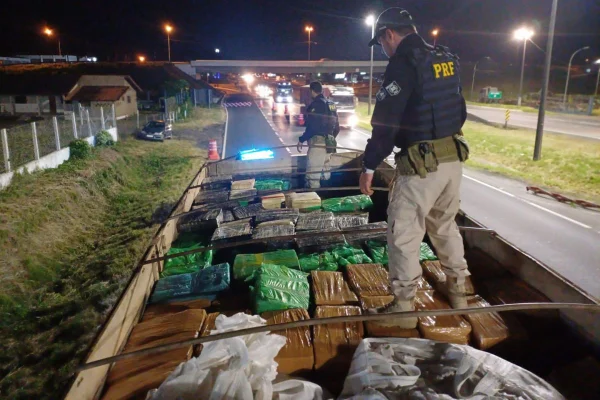 Motorista transportava toneladas de maconha de Mato Grosso do Sul para o Rio de Janeiro. Ele foi parado em Registro, interior de São Paulo - Metrópoles