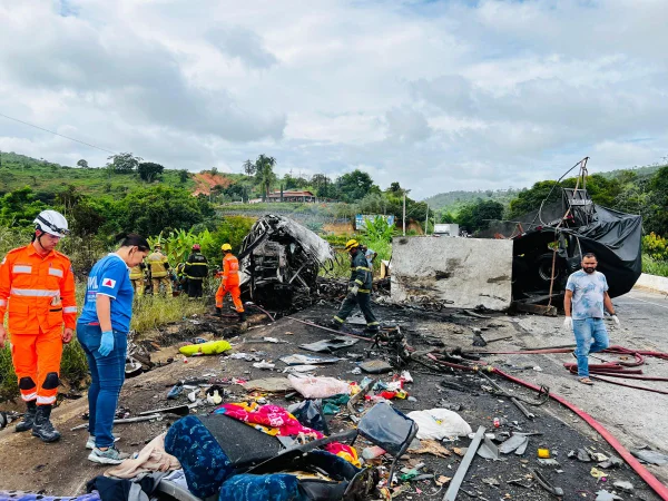 Imagem colorida de acidente com ônibus, carreta e carro que deixou 22 mortos em MG - Metrópoles