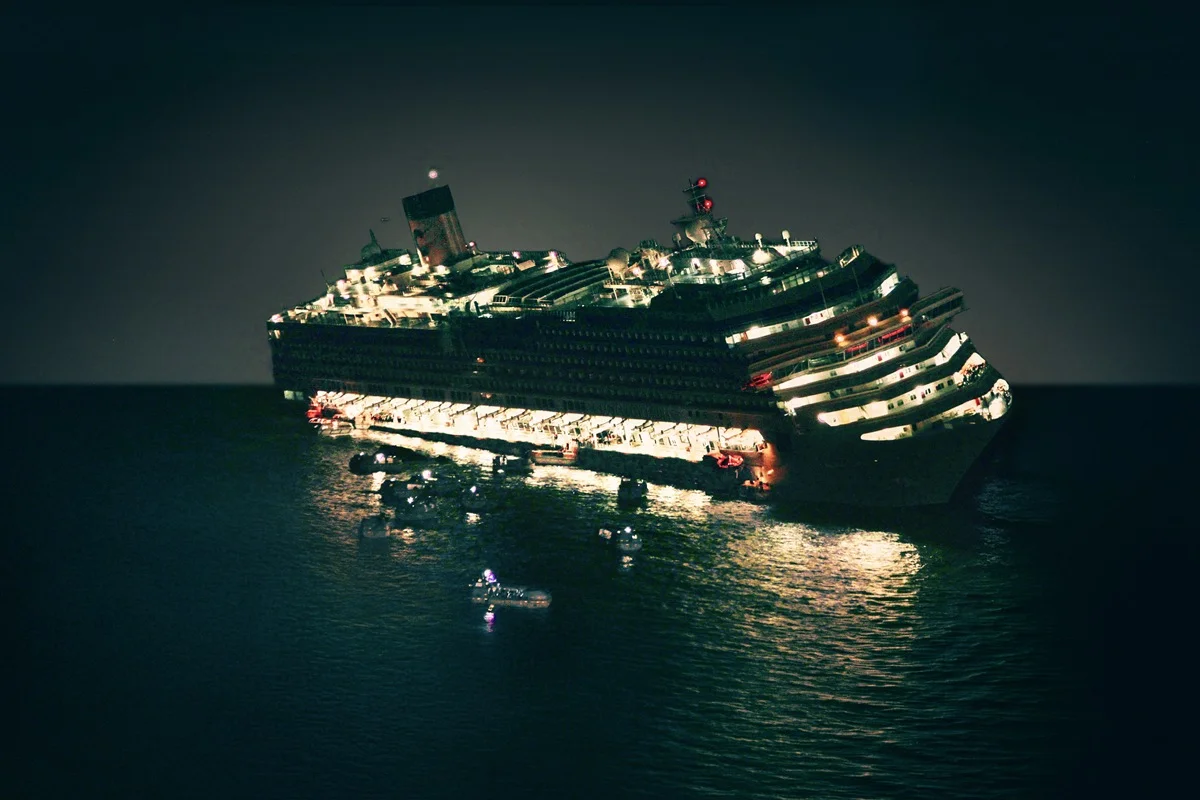 Na época, investigações indicaram que o comandante Francesco Schettino fez um "saluto", aproximação não programada da costa da Ilha de Giglio para "homenagear" moradores locais. Na época, investigações indicaram que o comandante Francesco Schettino fez um "saluto", aproximação não programada da costa da Ilha de Giglio para "homenagear" moradores locais.