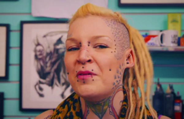 Mulher que usava piercings desde os 8 anos passa por transformação