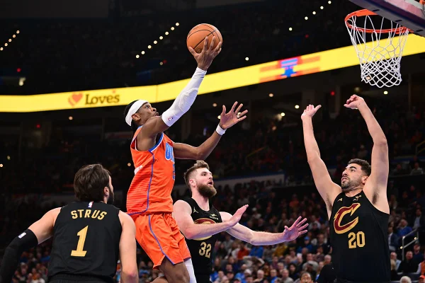 Imagem colorida de jogador do Thunder marcando ponto - Metrópoles