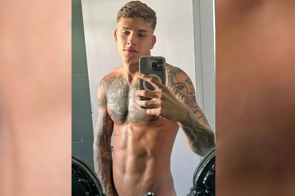 homem tatuado fazendo selfie