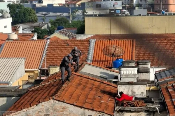 Ladrão é preso ao subir em telhado e se esconder em caixa d’água. Veja