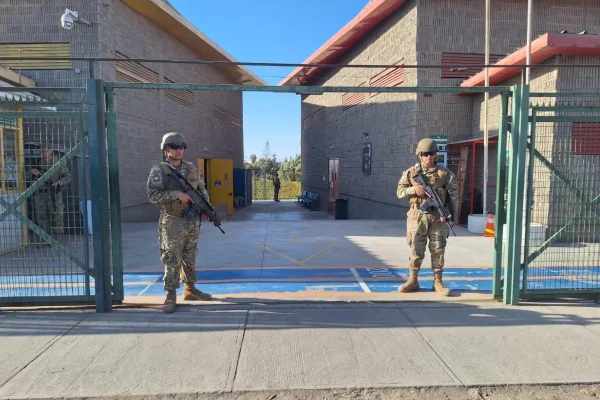 Imagem colorida de militares em zonas eleitorais no Chile - Metrópoles