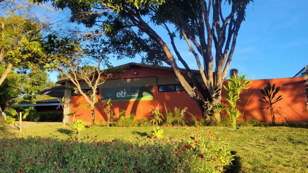 Foto colorida da fachada da ETR