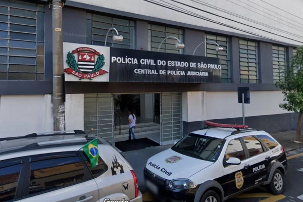 Imagem colorida mostra fachada da Central de Polícia Judiciária de Marília, no interior de São Paulo, onde um homem foi preso - Metrópoles