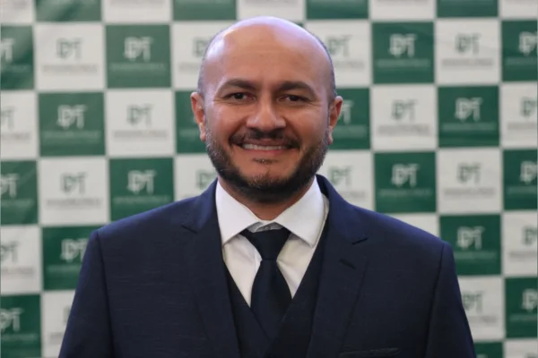 Defensor lê Bíblia e cobra “submissão” de servidora em reunião