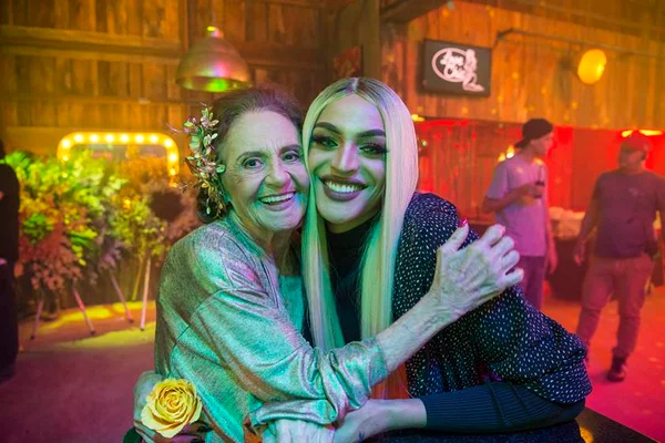 Pabllo Vittar tieta Laura Cardoso nos bastidores de O Outro Lado