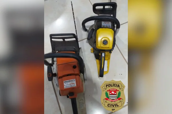 Imagem colorida mostra motosserras roubadas e usadas em crime no interior de São Paulo - Metrópoles
