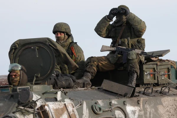 REGIÃO DE BELGOROD, RÚSSIA - 26 DE FEVEREIRO DE 2022: Militares são vistos perto da vila de Oktyabrsky, região de Belgorod, perto da fronteira russo-ucraniana. No início de 24 de fevereiro, o presidente da Rússia, Putin, anunciou sua decisão de lançar uma operação militar especial depois de considerar os pedidos dos líderes da República Popular de Donetsk e da República Popular de Lugansk