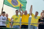 Flávio Bolsonaro e Renato Araújo em Angra dos Reis (RJ)