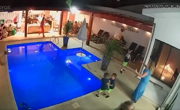 Crianças bricam próximo a piscina - Metrópoles