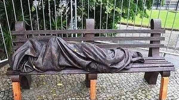 Papa Francisco presenteia Brasil com estátua “Jesus Sem Teto”