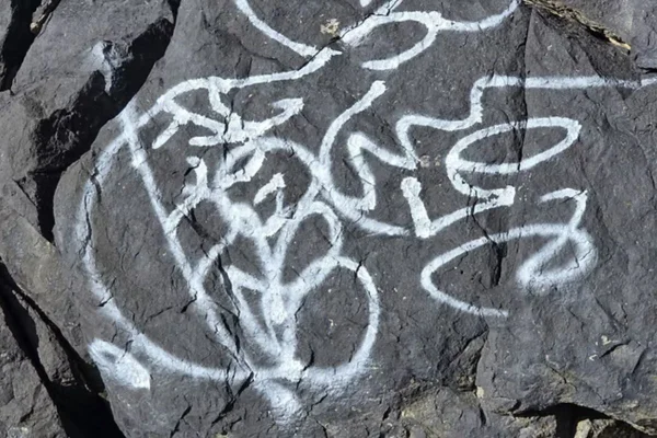 Imagem colorida de pichação em Fernando de Noronha
