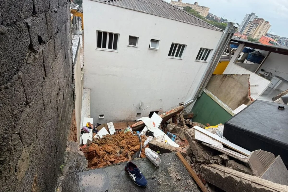 Casas sofrem com deslizamentos em Santo André após chuva forte Casas sofrem com deslizamentos em Santo André após chuva forte