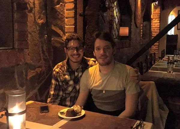 Casal gay é abordado por senhor no aeroporto e história viraliza