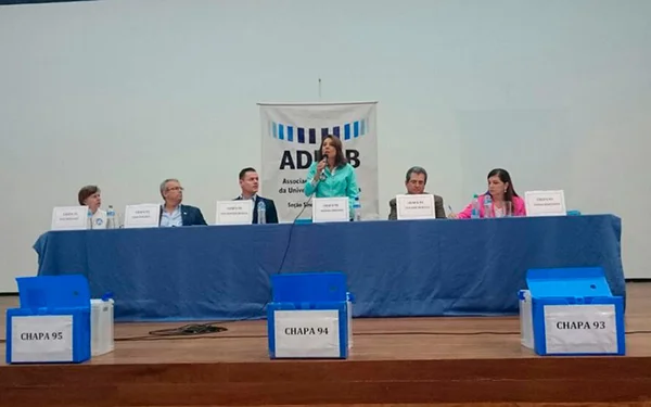 Falta de embates e assuntos polêmicos marca debate de presidenciáveis