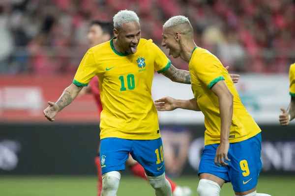 Neymar e Richarlison comemoram gol