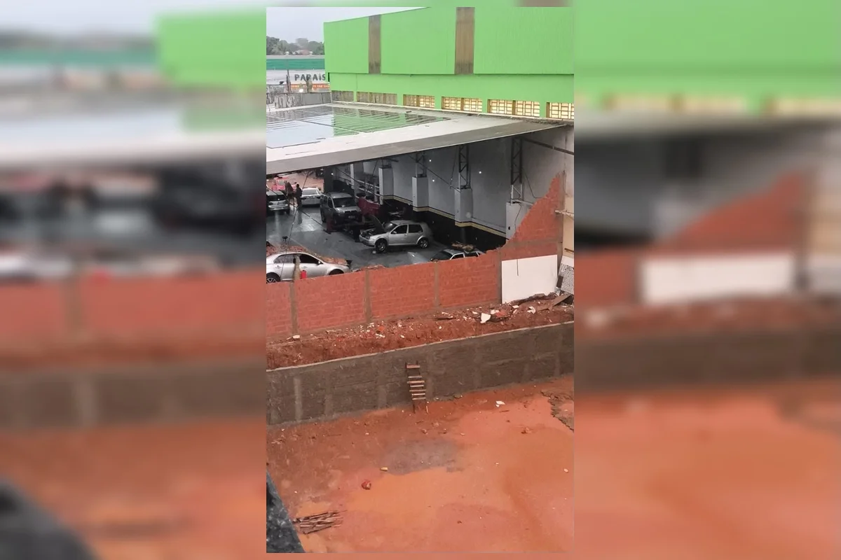 Muro não suporta força dos ventos e desaba Muro não suporta força dos ventos e desaba