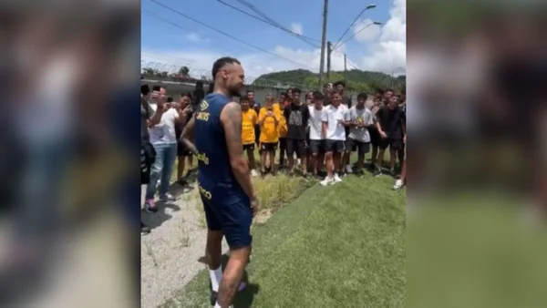 Imagem colorida de Neymar falando com os Meninos da Vila - Metrópoles