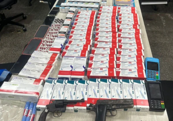 Polícia apreende caixas de Ozempic e armamentos