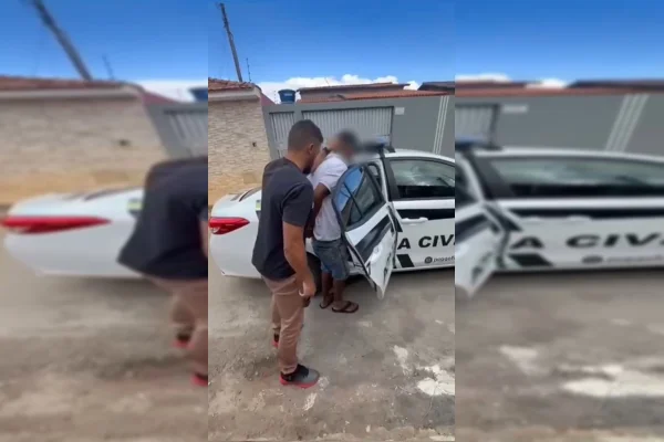 Homem é colocado em viatura da Polícia Civil