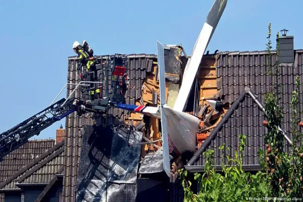 Avião de pequeno porte cai em casa na Alemanha
