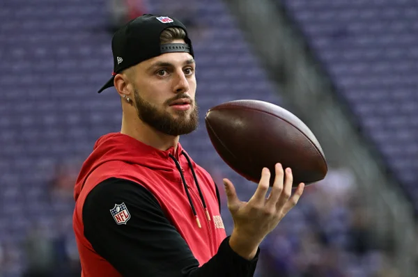 Foto colorida de jogador da NFL - metrópoles