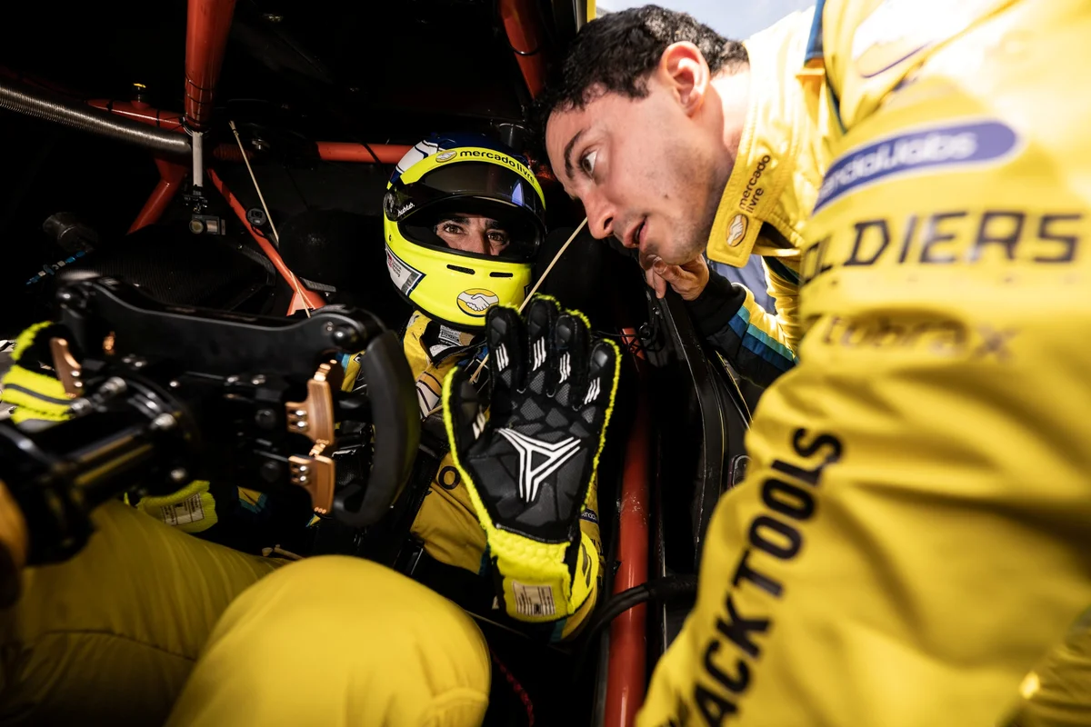 Stock Car: Nicolas Costa homenageia avô no capacete na etapa de Brasília - imagem 1 Stock Car: Nicolas Costa homenageia avô no capacete na etapa de Brasília - imagem 1