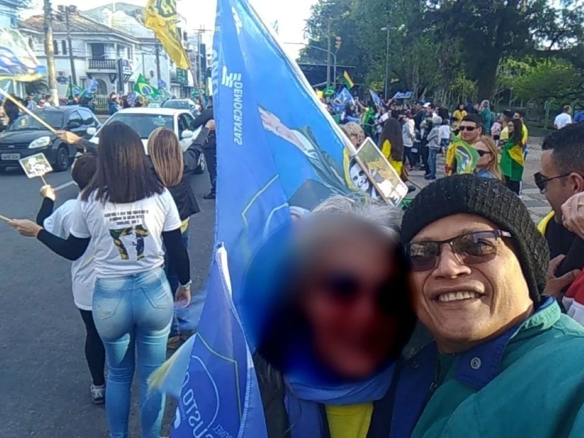 Marco Antônio Braga Caldas esteve nos atos antidemocráticos de 8 de janeiro de 2023 Marco Antônio Braga Caldas esteve nos atos antidemocráticos de 8 de janeiro de 2023