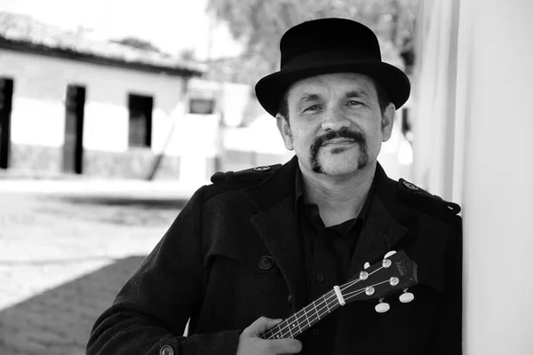 Após duas bandas em 20 anos, Marcelo Marcelino lança primeiro CD solo