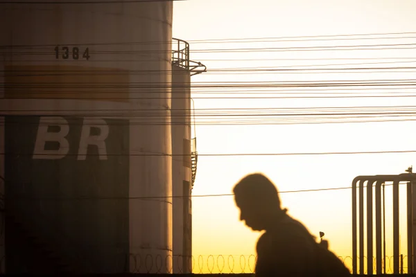 Terminal Terrestre da Petrobras em Brasília, armazena e distribui produtos derivados do petróleo para as companhias distribuidoras da região. Tanques de armazenagem em distribuidora de combustíveis após reajuste no preço dos derivados de petróleo