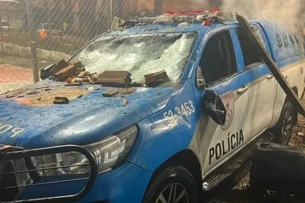 Imagem colorida: viatura da polícia militar depredada - Metrópoles
